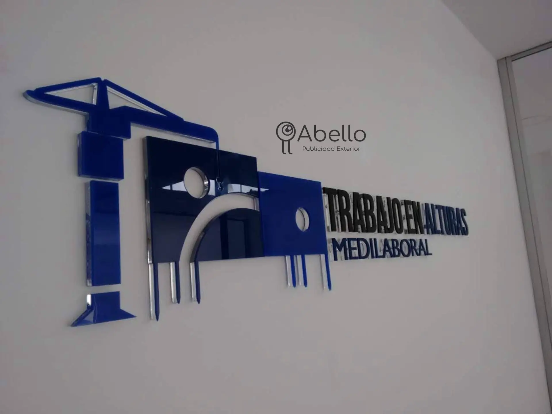 letras bajo relieve acrilico 